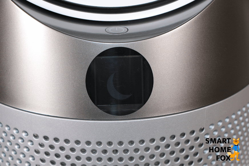 Dimmed display lighting in night mode of the Dyson Pure Hot + Cool HP04 air purifier